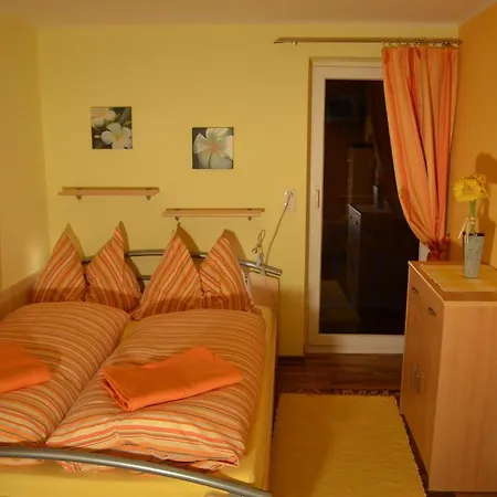 Nyaraló Christine *